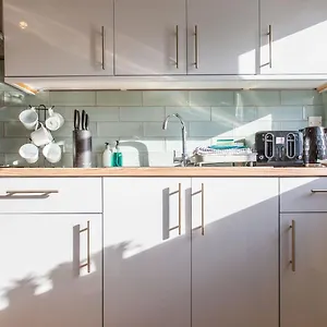 Apartment Cozy 2br Retreat | Prime Location, Cardiff